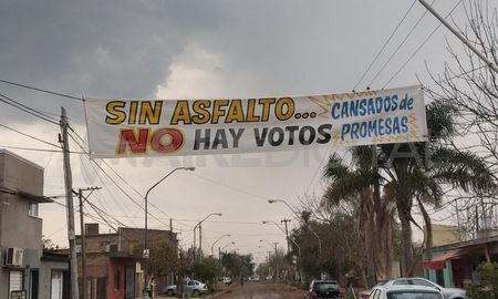 Los santafesinos que viven en la zona de Larrea al 4800 –intersección con Bernardo de Irigoyen- reclaman los trabajos de asfaltado, incluidos en la obra. Los santafesinos que viven en la zona de Larrea al 4800 –intersección con Bernardo de Irigoyen- reclaman los trabajos de asfaltado, incluidos en la obra.