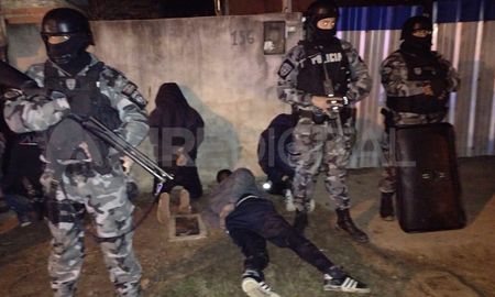 Por el procedimiento fueron capturados los convictos, mientras que un hombre y una mujer quedaron también detenidos por encubrimiento. Por el procedimiento fueron capturados los convictos, mientras que un hombre y una mujer quedaron también detenidos por encubrimiento.
