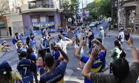 Un gran marco de hinchas se hicieron presentes en las inmediaciones del hotel donde concentra Boca en la ciudad de Rosario. Un gran marco de hinchas se hicieron presentes en las inmediaciones del hotel donde concentra Boca en la ciudad de Rosario.