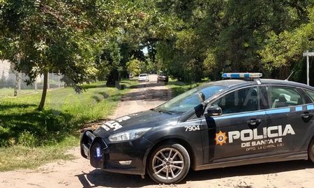 Durante el hallazgo y posterior peritaje agentes de la Comisaría 19 de Sauce cortaron el tránsito de las inmediaciones de la vivienda donde ocurrió el femicidio. Durante el hallazgo y posterior peritaje agentes de la Comisaría 19 de Sauce cortaron el tránsito de las inmediaciones de la vivienda donde ocurrió el femicidio.