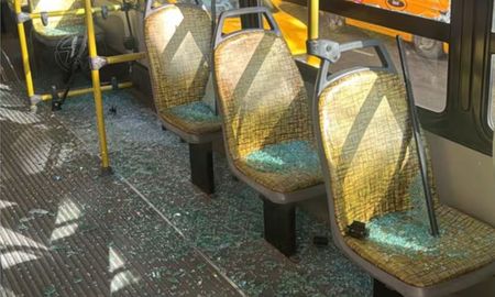 El pasajero destrozó las ventanillas y la puerta del colecitvo. El pasajero destrozó las ventanillas y la puerta del colecitvo.
