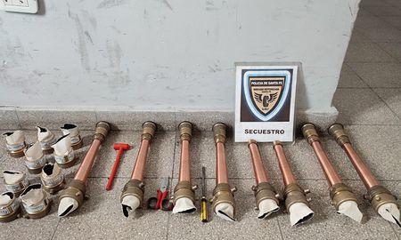 El ladrón había sustraído una gran cantidad de elementos del sistema de emergencia contra incendios. El ladrón había sustraído una gran cantidad de elementos del sistema de emergencia contra incendios.