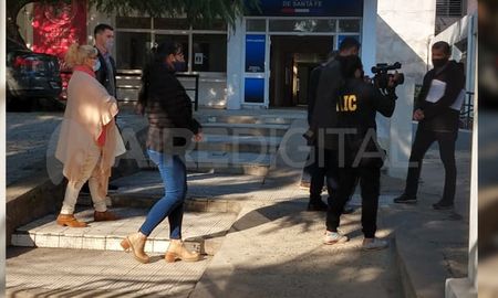 Peritos e investigadores de la Agencia de Investigación Criminal, junto con la querella, en el viejo hospital Iturraspe. Peritos e investigadores de la Agencia de Investigación Criminal, junto con la querella, en el viejo hospital Iturraspe.