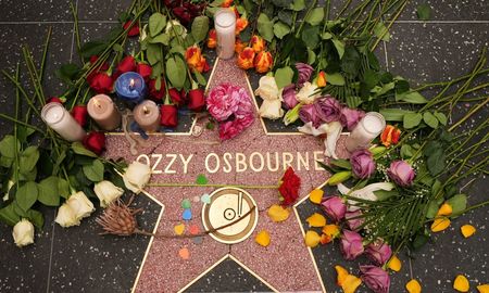 la estrella de ozzy osbourne en hollywood quedo convertida en altar: el funeral que hubiera deseado la estrella de ozzy osbourne en hollywood quedo convertida en altar: el funeral que hubiera deseado