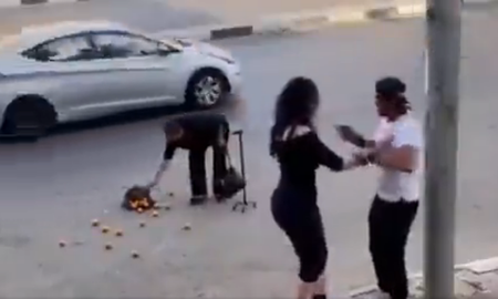 Video viral: pareja que discutía se salvó de un accidente por ayudar a una señora en la calle. Video viral: pareja que discutía se salvó de un accidente por ayudar a una señora en la calle.