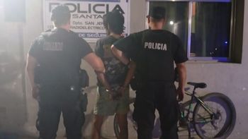 Un joven de 22 años fue arrestado tres veces entre martes y miércoles por hurtos y resistencia. El fiscal ordenó su detención tras la seguidilla delictiva.