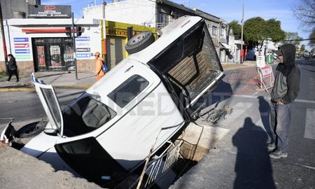 Una camioneta quedó incrustada en un pozo en la ciudad de Rosario Una camioneta quedó incrustada en un pozo en la ciudad de Rosario