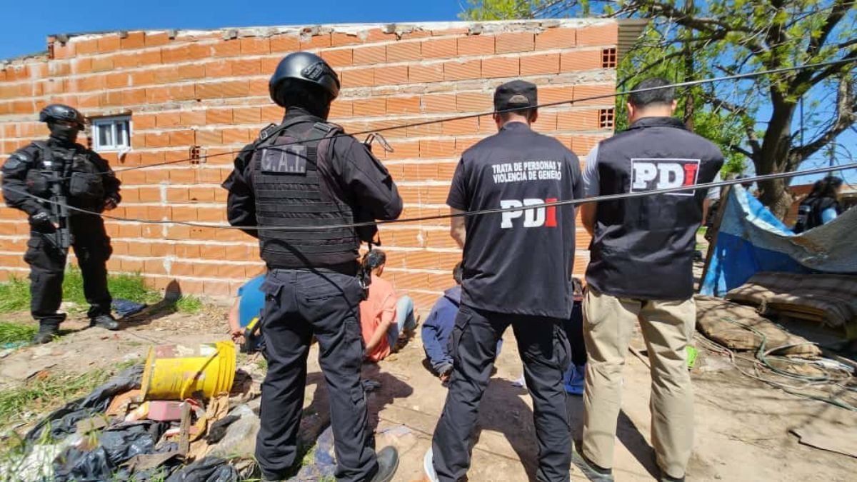 La PDI detuvo a tres personas en una precaria vivienda en barrio Abasto