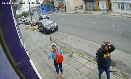 Las mujeres ladronas miraban hacia el interior y los alrededores del local antes de romper un zócalo de la puerta de ingreso. Las mujeres ladronas miraban hacia el interior y los alrededores del local antes de romper un zócalo de la puerta de ingreso.
