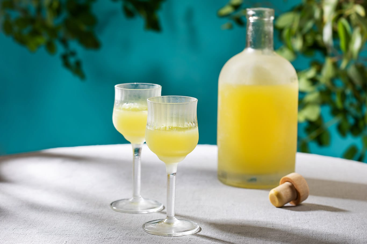 El limoncello es una de las bebidas tradicionales de Italia, y su receta es muy sencilla. El limoncello es una de las bebidas tradicionales de Italia, y su receta es muy sencilla.