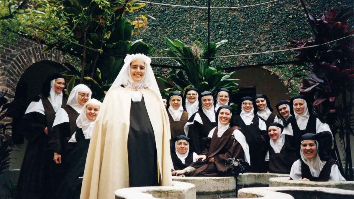 Sor Cecilia María con sus hermanas carmelitas, luciendo los hábitos de la orden. Sor Cecilia María con sus hermanas carmelitas, luciendo los hábitos de la orden.