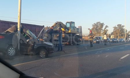 Impactante. Así quedó el auto tras el choque con la columna de luz del cantero central. Impactante. Así quedó el auto tras el choque con la columna de luz del cantero central.