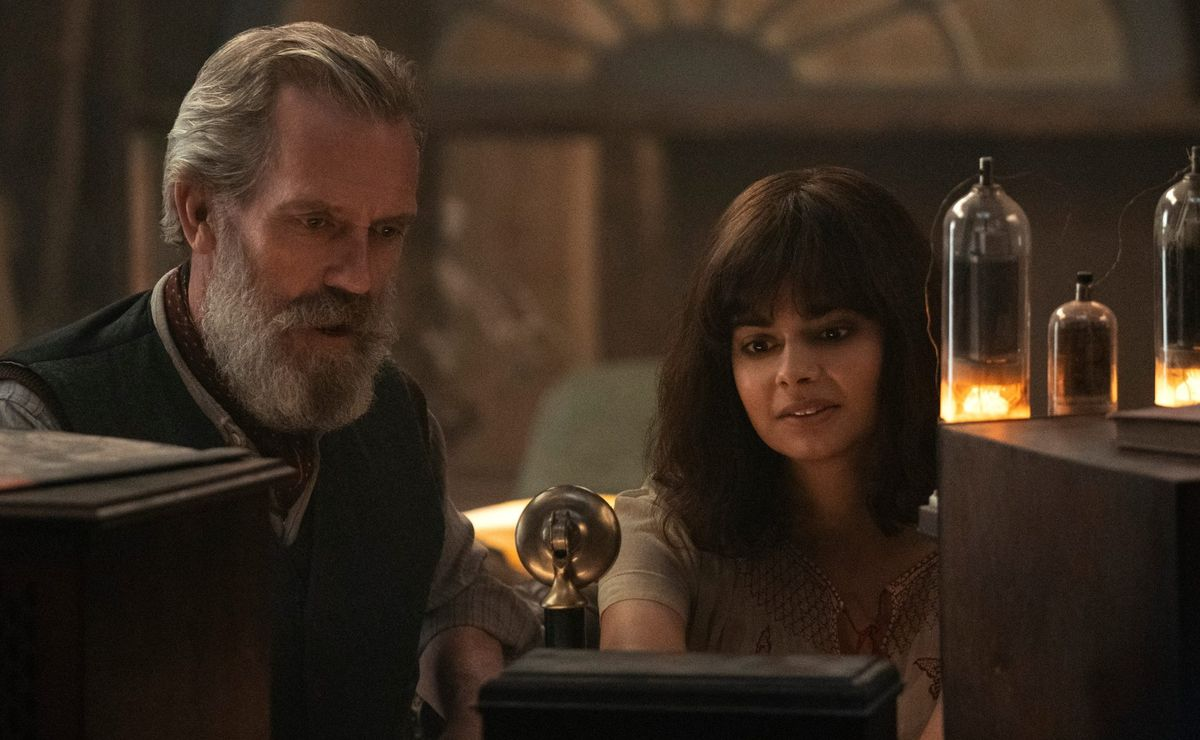 Con un elenco compuesto por Aria Mia Loberti, Hugh Laurie, Mark Ruffalo y más, esta miniserie de Netflix es imperdible. Con un elenco compuesto por Aria Mia Loberti, Hugh Laurie, Mark Ruffalo y más, esta miniserie de Netflix es imperdible.