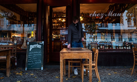 Los locales gastronómicos en Francia pueden ofrecer a partir de este miércoles mesas en sus terrazas con la condición de que en ninguna de ellas haya más de seis comensales Los locales gastronómicos en Francia pueden ofrecer a partir de este miércoles mesas en sus terrazas con la condición de que en ninguna de ellas haya más de seis comensales