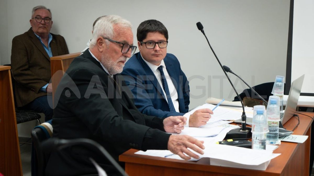 Claudio Torres Del Sel y Federico Scarinci son los abogados defensores que representan al acusado en el primer juicio por jurados que se desarrolla en los tribunales de San Cristóbal. Claudio Torres Del Sel y Federico Scarinci son los abogados defensores que representan al acusado en el primer juicio por jurados que se desarrolla en los tribunales de San Cristóbal.