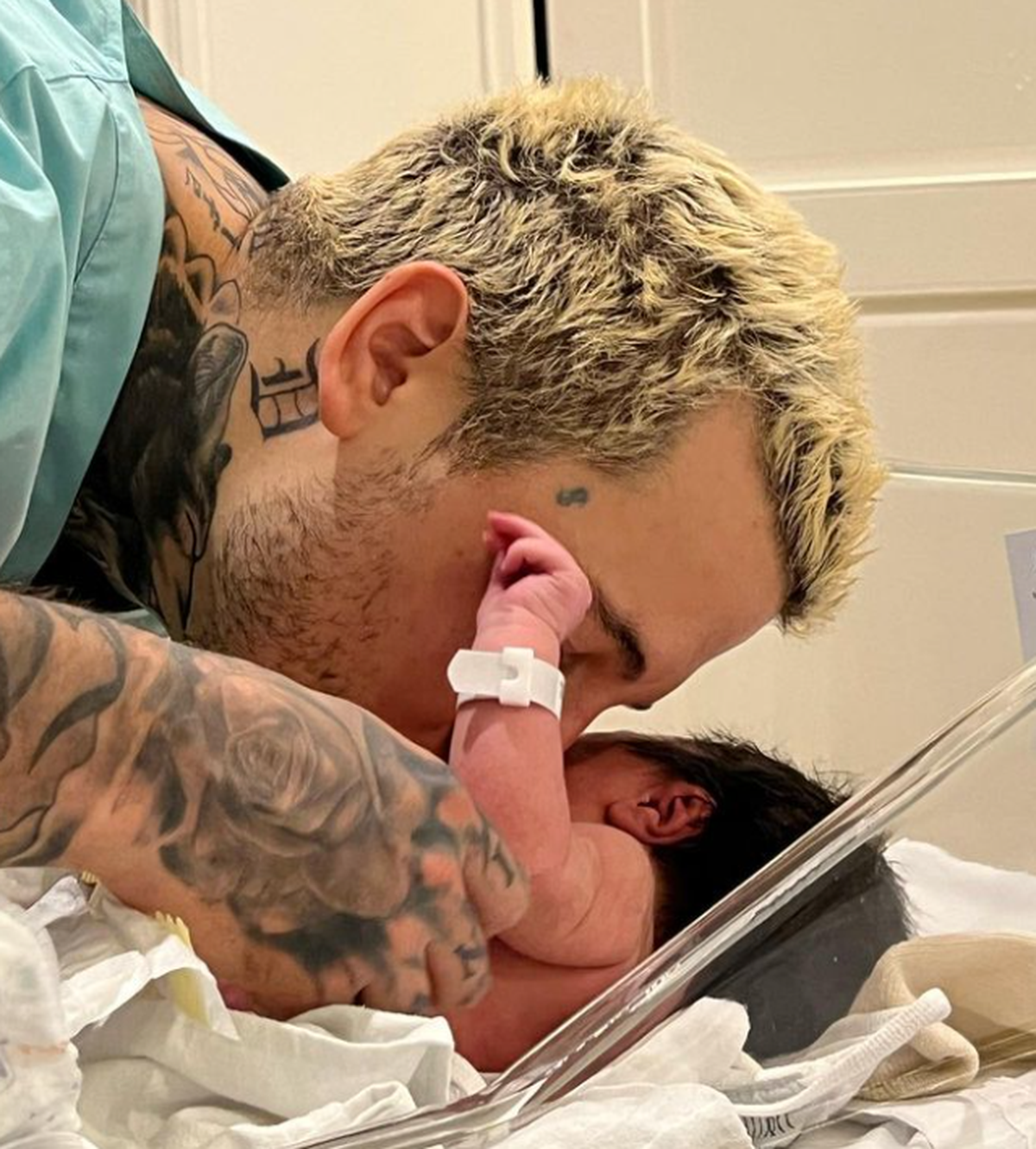 Alex Caniggia estará alejado de su hija recién nacida. Alex Caniggia estará alejado de su hija recién nacida.