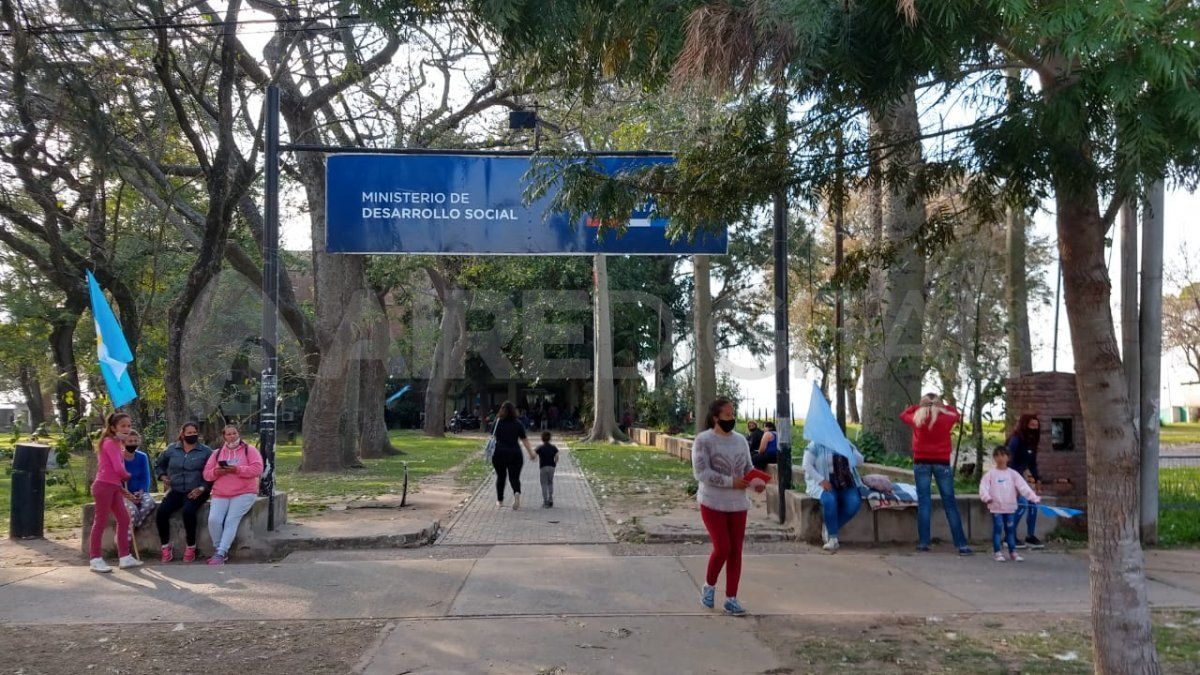 Manifestación y acampe frente al ministerio de Desarrollo Social. Reclaman bolsones, subsidios y aumento de los montos de la Tarjeta Única de Ciudadanía.