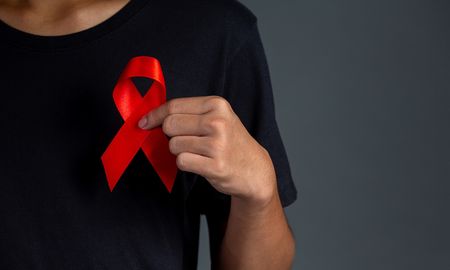 Naciones Unidas estima que al menos 37,7 millones de personas viven actualmente con el virus del sida. Naciones Unidas estima que al menos 37,7 millones de personas viven actualmente con el virus del sida.