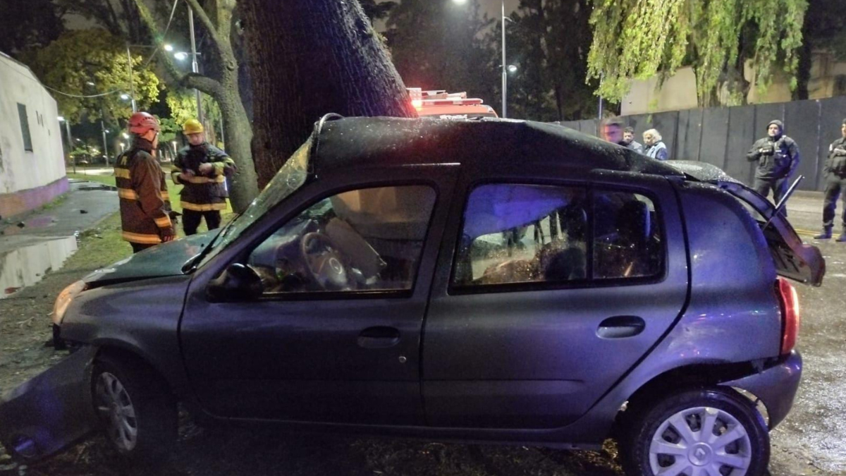 Un joven murió tras chocar con su auto en el Parque Independencia de Rosario. Un joven murió tras chocar con su auto en el Parque Independencia de Rosario.