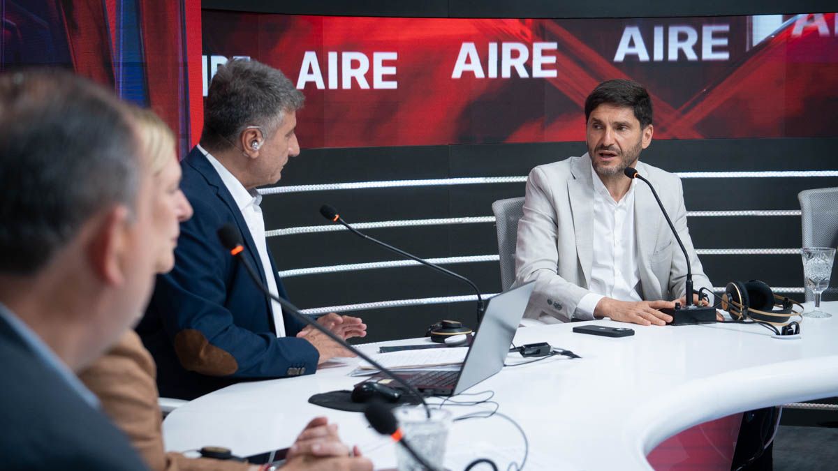 El gobernador Maximiliano Pullaro, junto a la vice y candidata a diputada nacional, Gisela Scaglia, y el intendente de Santa Fe, Juan Pablo Poletti, estuvieron en los estudios de AIRE.