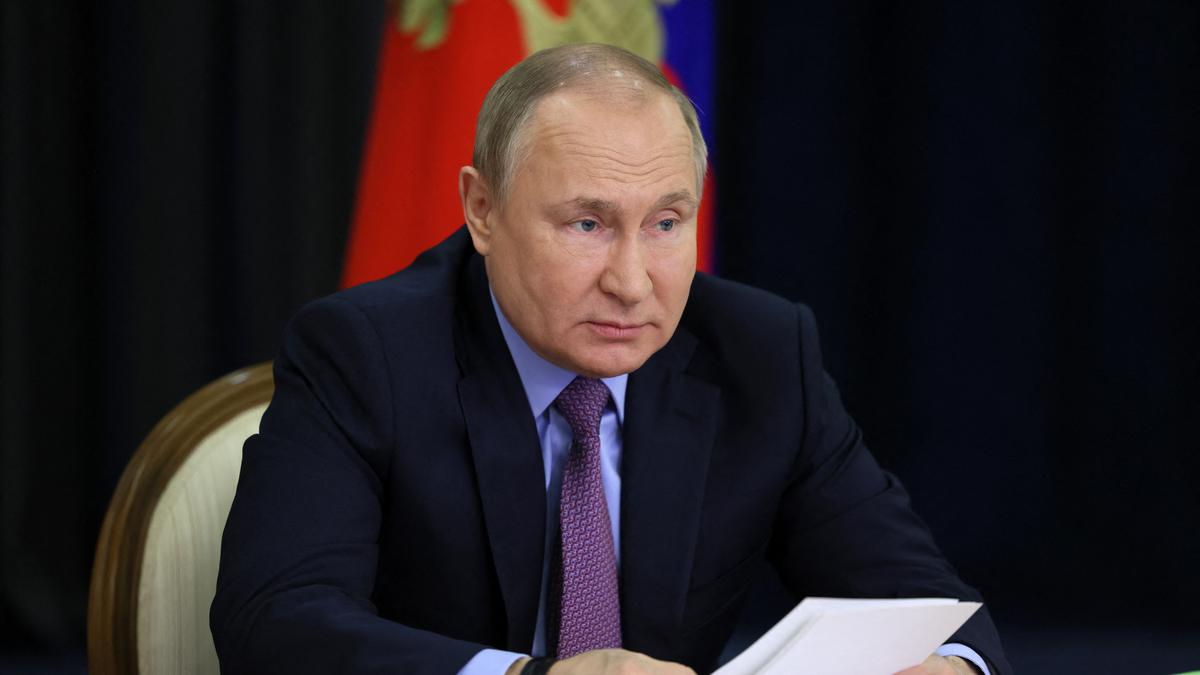 Vladimir Putin, expresó hoy que su país está "dispuesto a ayudar a encontrar opciones para una exportación sin trabas de cereales, inclusive de cereales ucranianos procedentes de puertos ubicados en el mar Negro".
