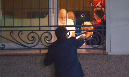 Guido Kaczka revolucionó el barrio con una visita inesperada. Guido Kaczka revolucionó el barrio con una visita inesperada.
