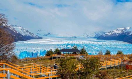 La conectividad directa facilita la llegada de científicos y turistas a la Comarca del Río Pinturas, el área de mayor concentración de arte rupestre de la región. La conectividad directa facilita la llegada de científicos y turistas a la Comarca del Río Pinturas, el área de mayor concentración de arte rupestre de la región.