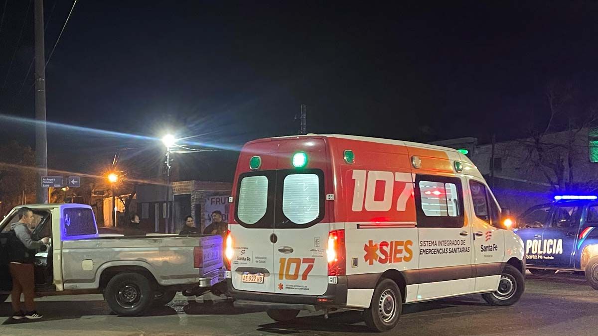 El Sies trasladó a un motociclista tras un accidente en calles Peñaloza y Goyena de la ciudad de Santa Fe.