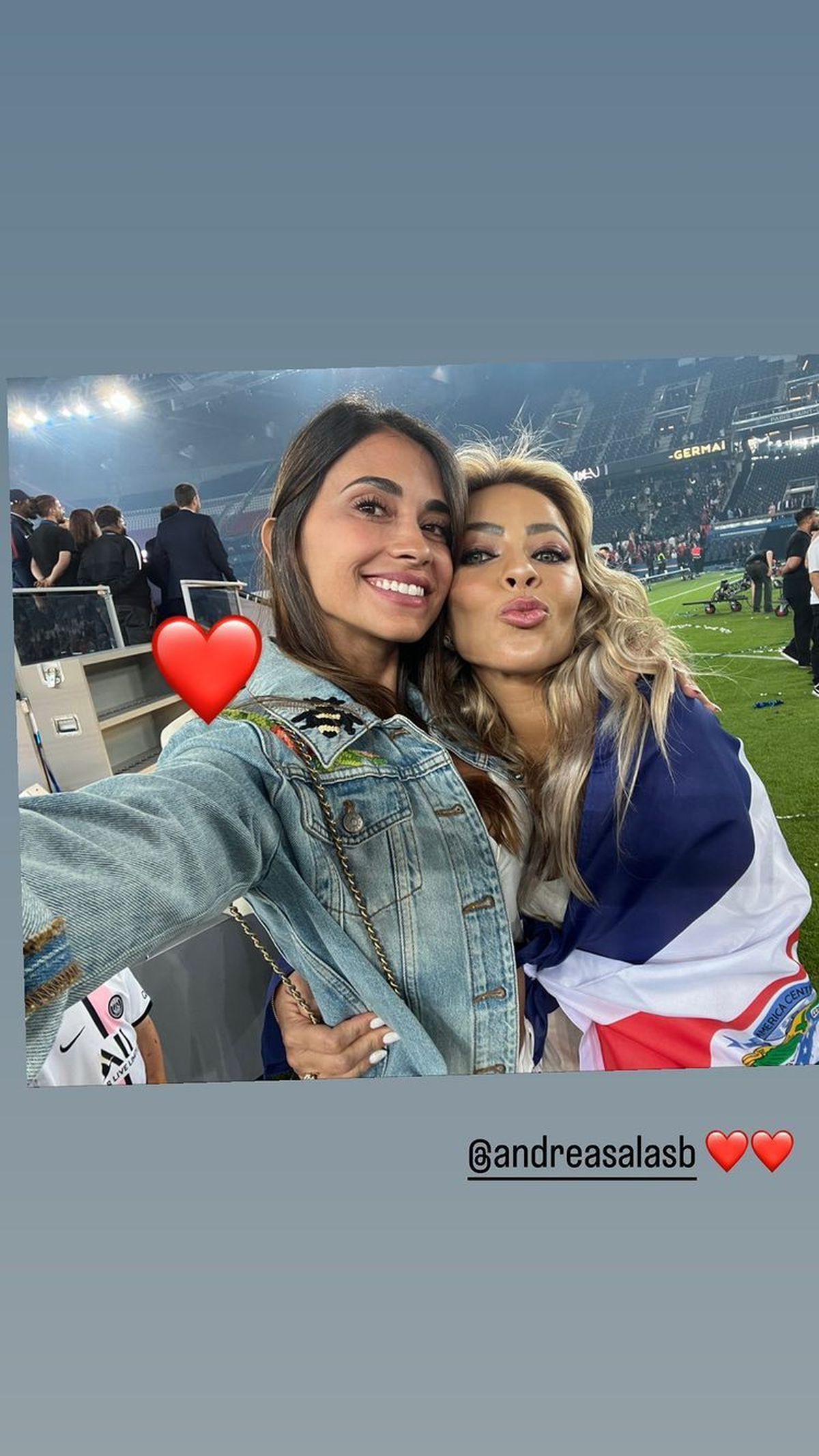 La esposa de Keylor Navas se llevó la bandera de Costa Rica que exhibió su esposo durante el festejo.