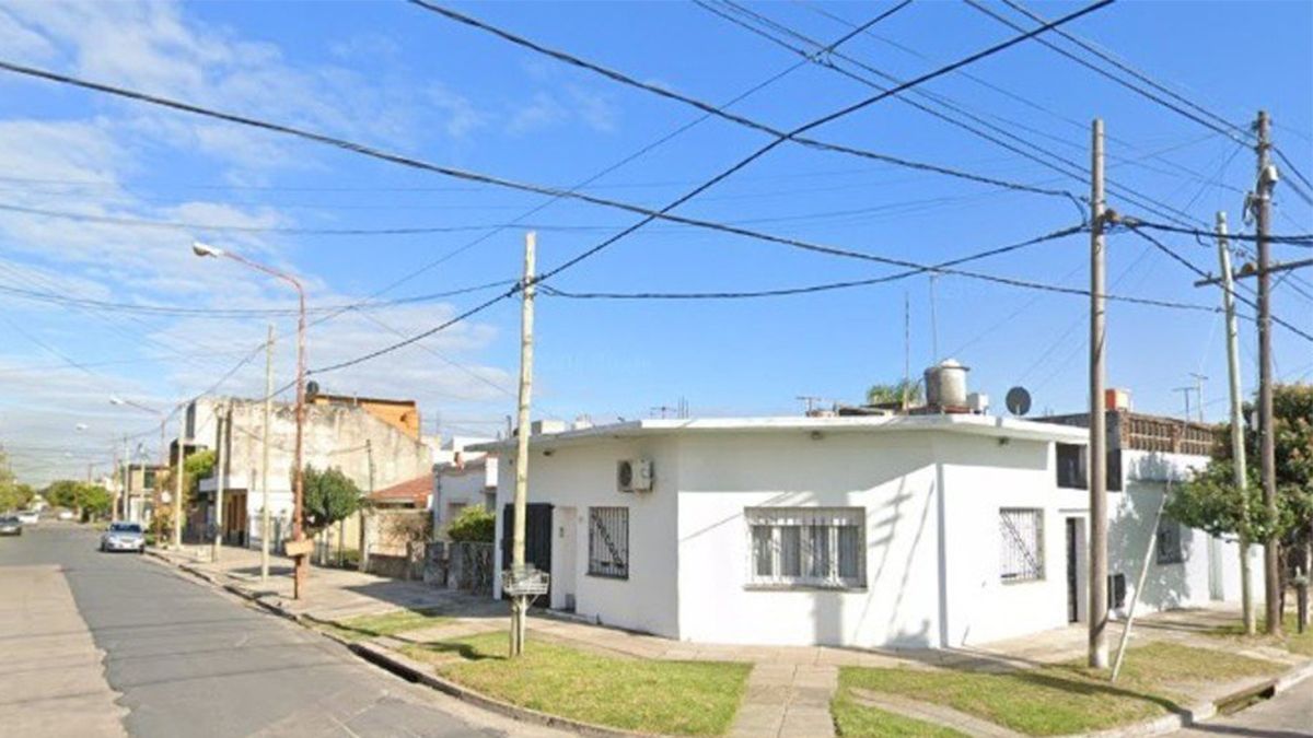 Balean a un policía que se tiroteó con ladrones que le robaron el auto en Isidro Casanova