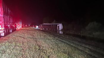 Un camión volcó en la Autopista a Rosario y hay desvíos por Ruta Nacional 11