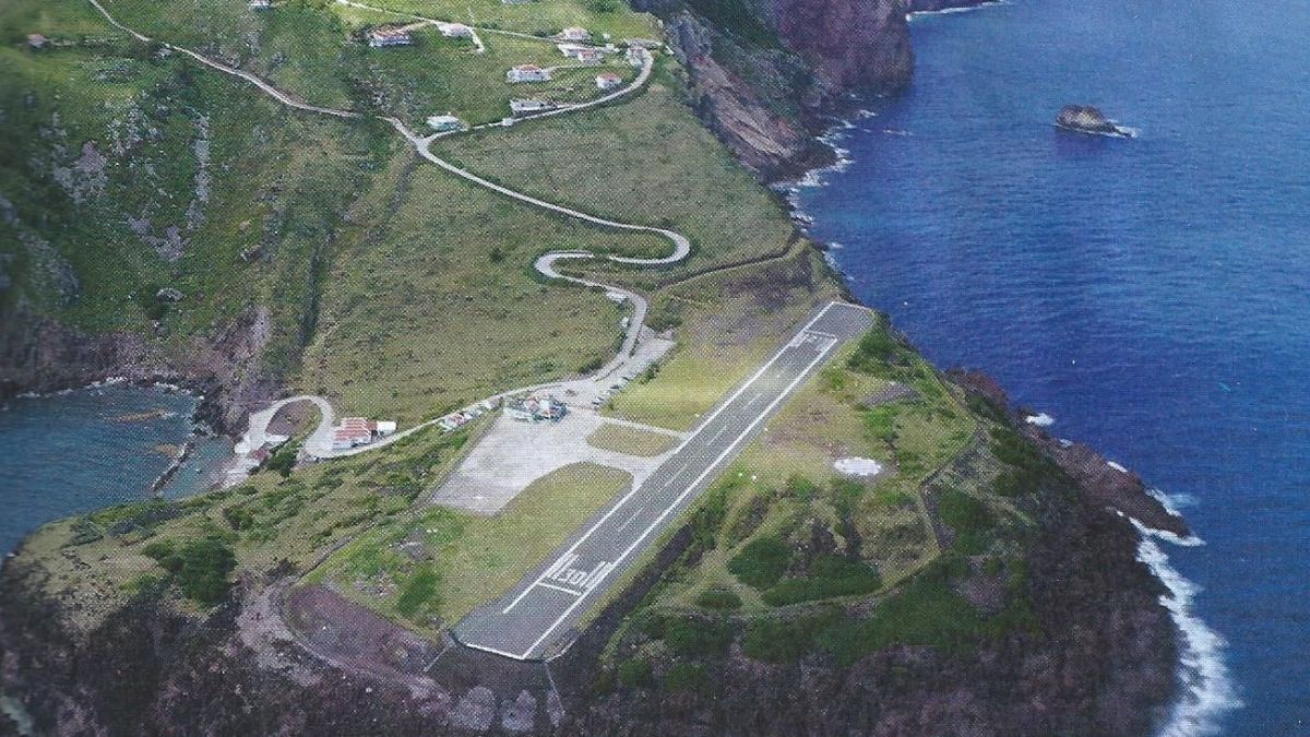 Las operaciones en Saba siempre son en condiciones VFR (Visual Flight Rules, o Reglas de Vuelo Visual), y no IFR (Instrumental Flight Rules, o Reglas de Vuelo Instrumental), ya que en condiciones de baja o mala visibilidad –o con la presencia de lluvia–, los vuelos no arriban a la isla, como tampoco lo hacen de noche. Las operaciones en Saba siempre son en condiciones VFR (Visual Flight Rules, o Reglas de Vuelo Visual), y no IFR (Instrumental Flight Rules, o Reglas de Vuelo Instrumental), ya que en condiciones de baja o mala visibilidad –o con la presencia de lluvia–, los vuelos no arriban a la isla, como tampoco lo hacen de noche.