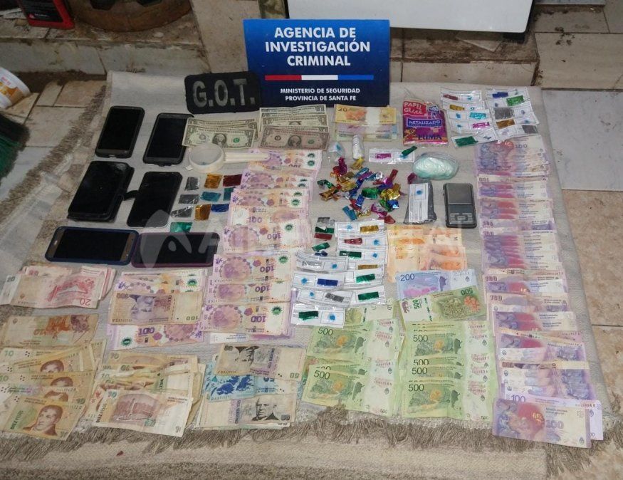 Durante los allanamientos en barrio Acería secuestraron cocaína fraccionada lista para su venta, 11 teléfonos celulares, dinero en efectivo, una balanza y dos armas de fuego ambas calibre 32 con cartuchos y elementos variados utilizados en el fraccionamiento de la droga.