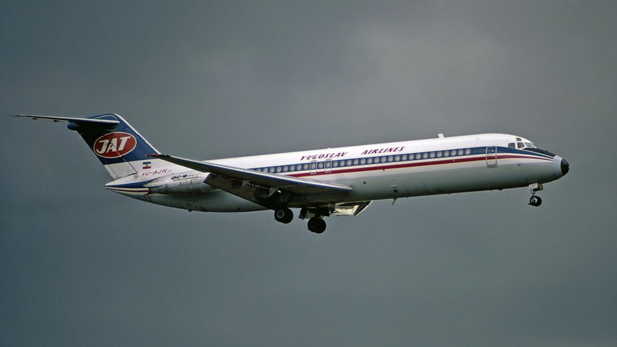 El vuelo 367 de JAT, que uniría Estocolmo con Belgrado (con escalas en Copenhague y Zagreb), sería operado por un McDonnell Douglas DC-9-32 matrícula YU-AHT (que había realizado su primer vuelo el año anterior y tenía un total de 2091 horas) al mando del capitán Ludvik Razdrih y con Ratko Mihic como primer oficial.