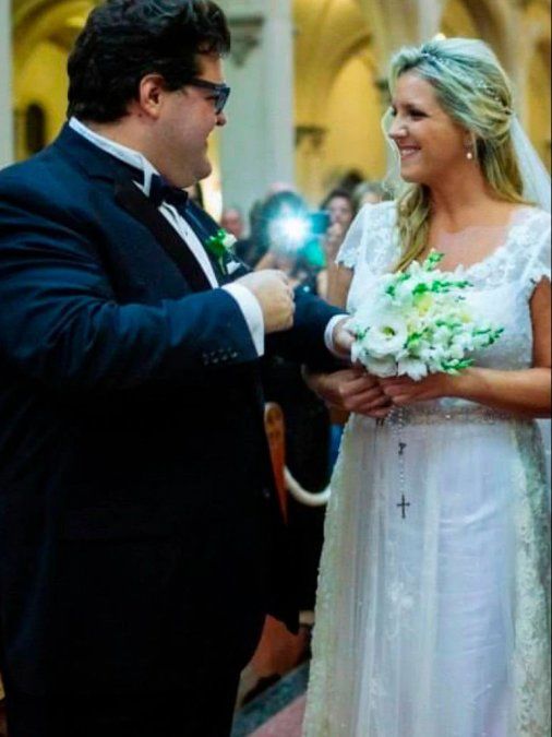 Lucía Gómez Centurión y Darío Barassi, ante el altar.