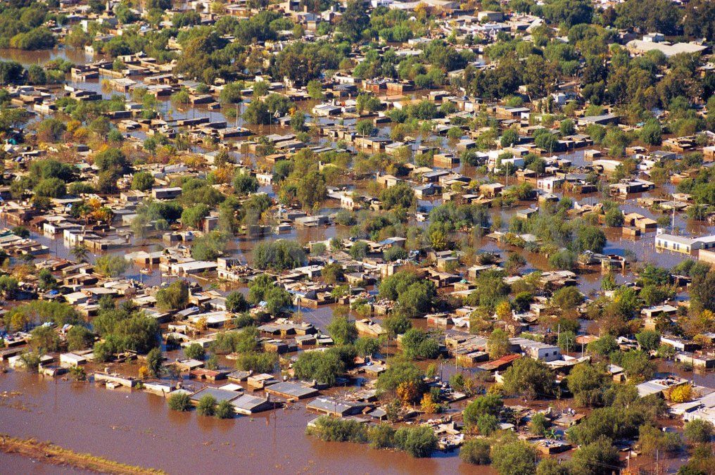En abril de 2003 gran parte de la ciudad fue cubierta por el desborde del río Salado y miles de familias debieron abandonar sus hogares En abril de 2003 gran parte de la ciudad fue cubierta por el desborde del río Salado y miles de familias debieron abandonar sus hogares