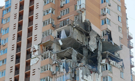 Un edificio de departamentos del centro de Kiev fue alcanzado por un misil ruso. Foto: REUTERS Un edificio de departamentos del centro de Kiev fue alcanzado por un misil ruso. Foto: REUTERS