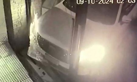 El ladrón chocó varias veces contra una puerta de vidrio y robó una camioneta en Buenos Aires. El ladrón chocó varias veces contra una puerta de vidrio y robó una camioneta en Buenos Aires.