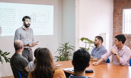 El Centro Cultural y de Estudios DEMOS presentó el segundo informe denominado “La macro en la mira”. El Centro Cultural y de Estudios DEMOS presentó el segundo informe denominado “La macro en la mira”.