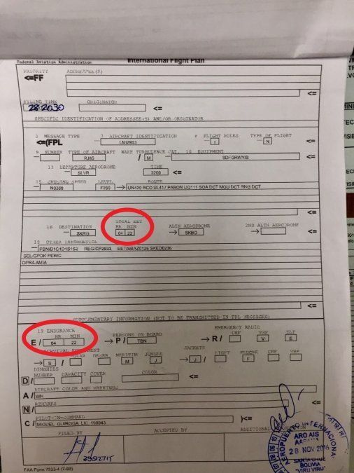 Este es el Plan de Vuelo que se presentó para volar entre Santa Cruz de la Sierra y Medellín. En el ítem “Total EET” (Estimated Elapsed Time, o Tiempo Transcurrido Estimado, necesario para ir de un punto a otro), figura 04H22MIN (cuatro horas y 22 minutos) y, ¡el mismo tiempo!, se consignó en el ítem “Endurance” (o autonomía, el tiempo que el avión podía volar según el combustible con el que contara). Si surgía alguna contingencia (como fatalmente ocurrió), no disponía ni de una gota más para enfrentarla.