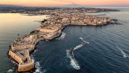 altText(Santafesinos por el mundo: la vida en Siracusa, en el sur de Italia, una ciudad conocida por sus ruinas antiguas)}