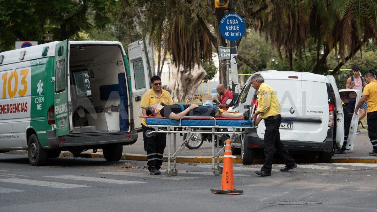 Personal del Cobem asistió rápidamente a los ocupantes de la Kangoo y los trasladó.