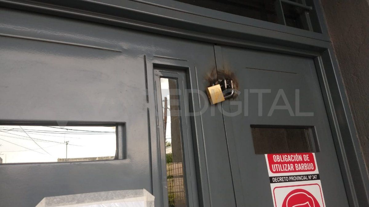 Tuvieron que poner candados en la puerta para reforzar la seguridad.