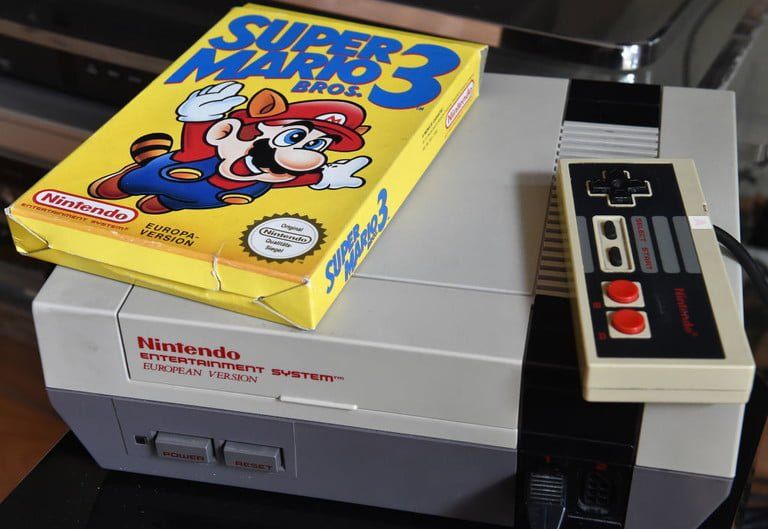 Barr se sumó a Nintendo en 1982, desempeñándose como director de marca y diseño, y siendo el encargado de rediseñar la Famicom y la Super Famicom para el mercado norteamericano.