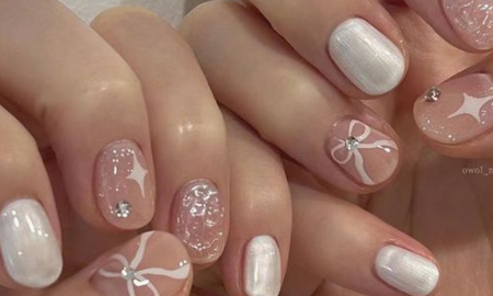 Las uñas cortas en tonos nude no solo estilizan la mano, sino que proyectan una imagen de limpieza y profesionalismo inalcanzable para los diseños excesivamente largos Las uñas cortas en tonos nude no solo estilizan la mano, sino que proyectan una imagen de limpieza y profesionalismo inalcanzable para los diseños excesivamente largos
