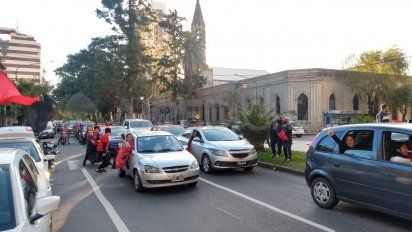 Caravana de hinchas de Col n y Gimnasia hasta Rosario por la