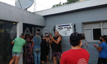 Los vecinos de barrio El Pozo se convocaron el viernes por la tarde en la comisaría de la zona. Los vecinos de barrio El Pozo se convocaron el viernes por la tarde en la comisaría de la zona.