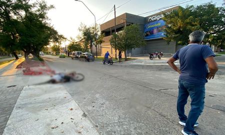 Un ciclista fue atropellado por un motociclista y la ambulancia tardó 45 minutos. Un ciclista fue atropellado por un motociclista y la ambulancia tardó 45 minutos.