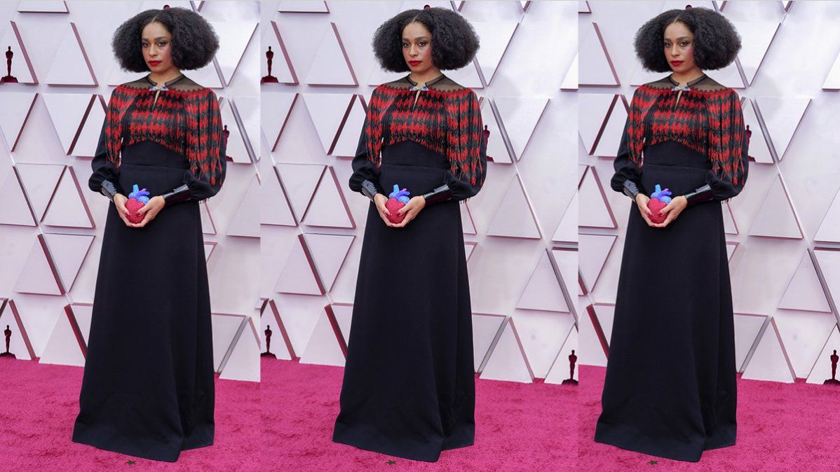 Celeste Waite en la alfombra roja de los Oscars 2021.