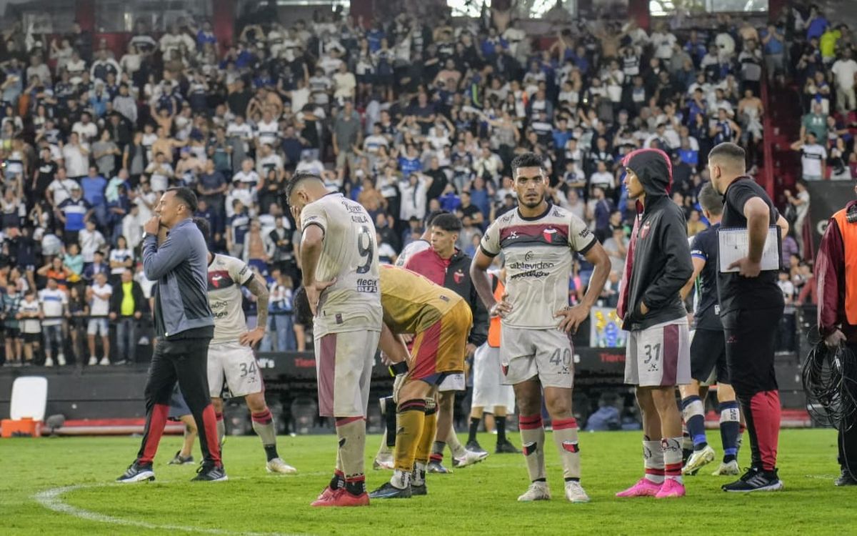 Los jugadores de Colón desconsolados tras el descenso.
